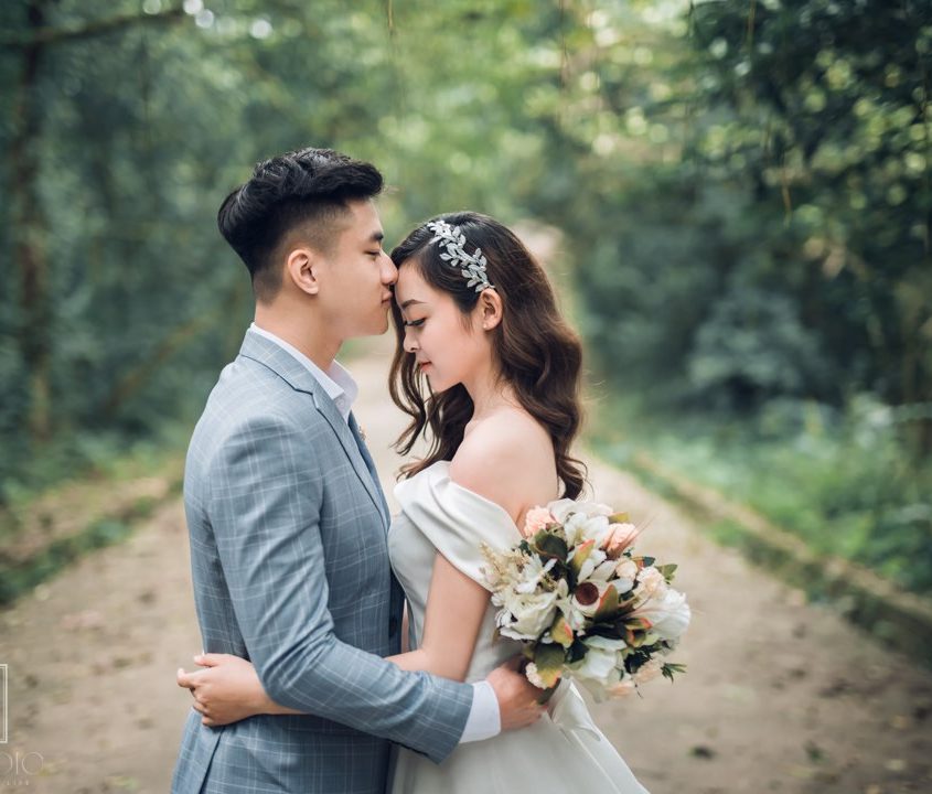 Chon vay cuoi nao cho buoi chup anh cuoi ngoai canh cua cap doi 13 30e0c3